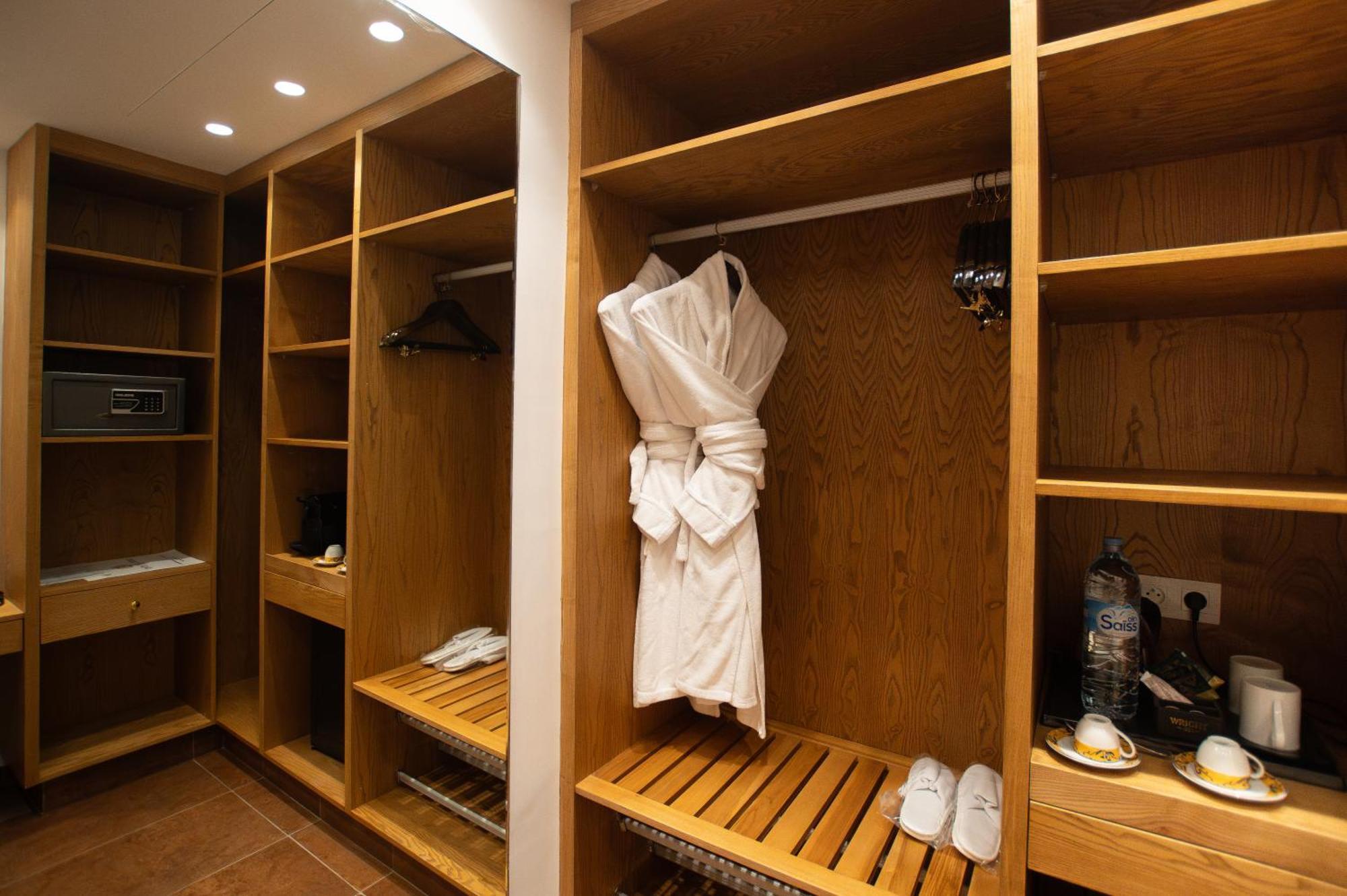 Tikida Golf Palace Agadir Eksteriør bilde A bathrobe hanging in a closet